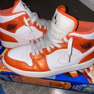 SELLING SOME JORDAN 1 MIDS , 🚨 COME CHECK ME OUT🚨